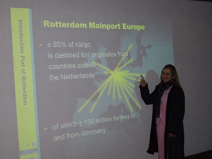 Adriana Demuner apresentando sobre o Porto de Rotterdam, Holanda